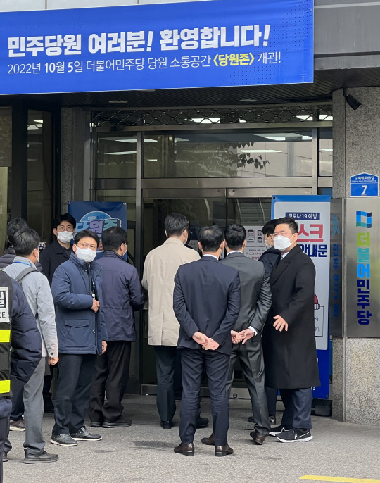 9일 오전 검찰 관계자들이 더불어민주당 이재명 대표의 '오른팔'로 불리는 최측근 정진상 당대표 정무조정실장의 사무실이 있는 여의도 민주당사에 압수수색을 시도하고 있다.<연합뉴스>